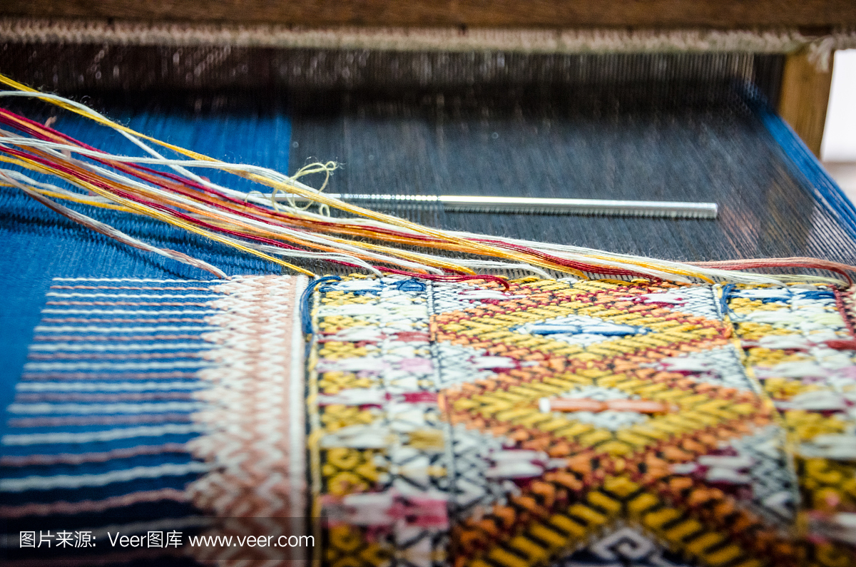 传统的手工织布机被用来织布